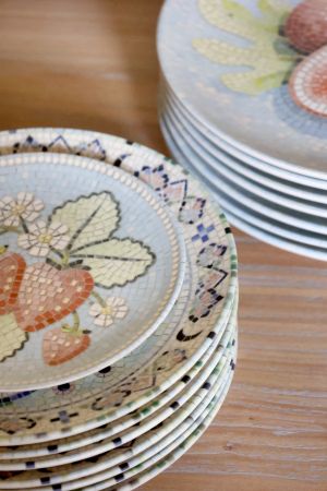 Плато Chartres in mosaic D16х2cm. strawberries & skyblue.